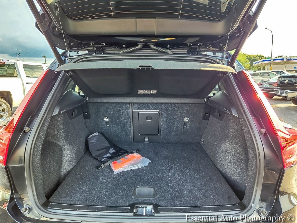 2024 Volvo XC40 Core Bright Theme