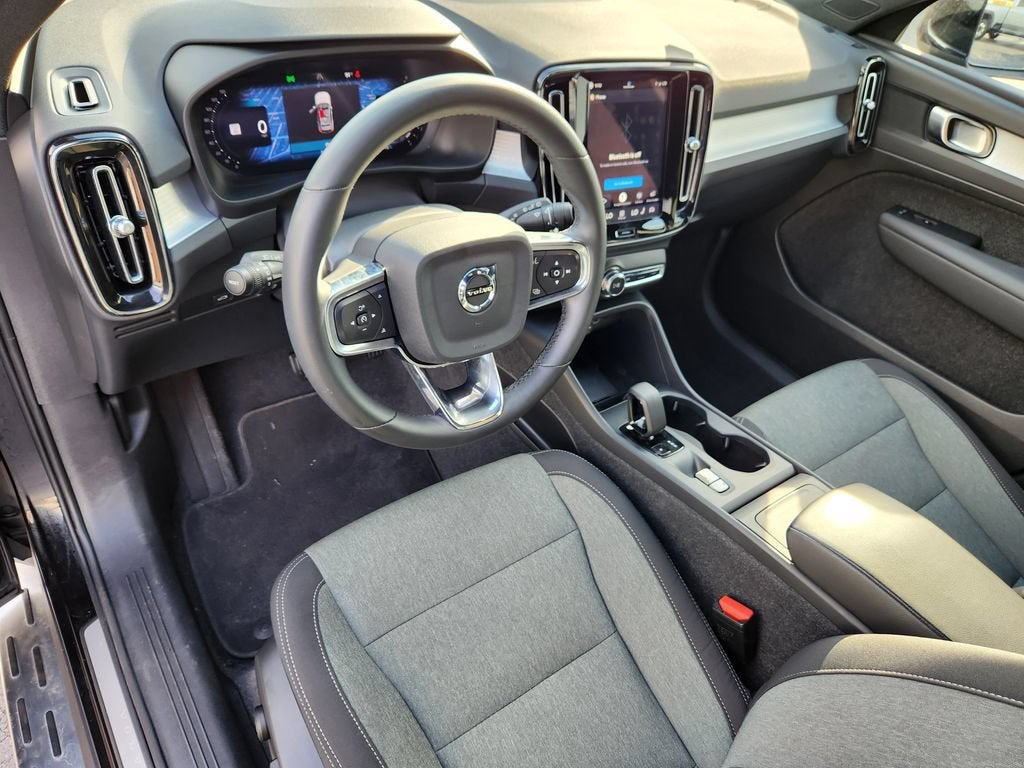 2024 Volvo XC40 Core Bright Theme