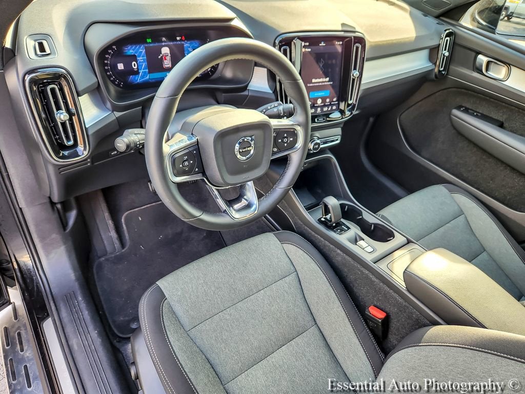 2024 Volvo XC40 Core Bright Theme